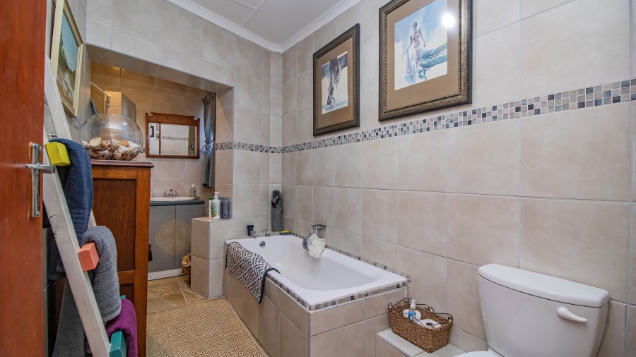 5 Bedroom Property for Sale in Fraaiuitsig Western Cape